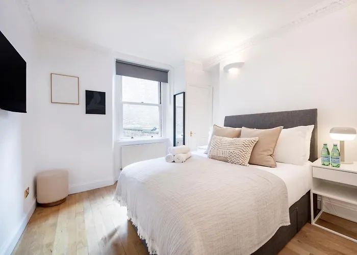 2 Bedr, 3 Beds, 1 Bath Thames, Trafalgar Sq